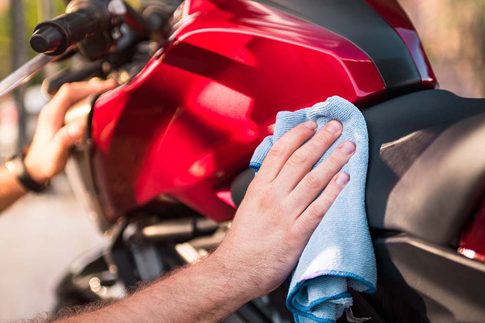 Cómo limpiar la moto: trucos y consejos